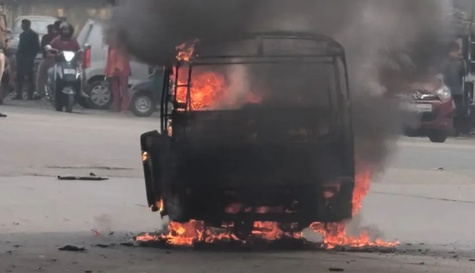 टाटानगर रेलवे स्टेशन के बाहर सीएनजी ऑटो में धमाके, इलाके में मची भगदड़