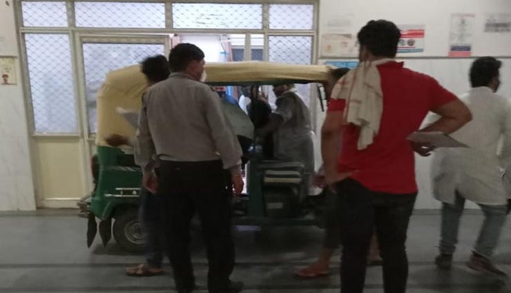 भरतपुर : स्टाफ ने स्ट्रेचर नहीं दिया तो ड्राइवर ने अस्पताल के इमरजेंसी वॉर्ड में ही घुसा दिया ऑटो 
