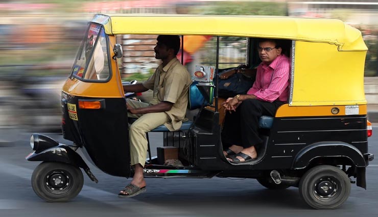 आखिर क्यों ऑटोरिक्शा का ड्राइवर सीट पर हमेशा बैठता हैं टेढ़ा, कारण जान रह जाएंगे हैरान