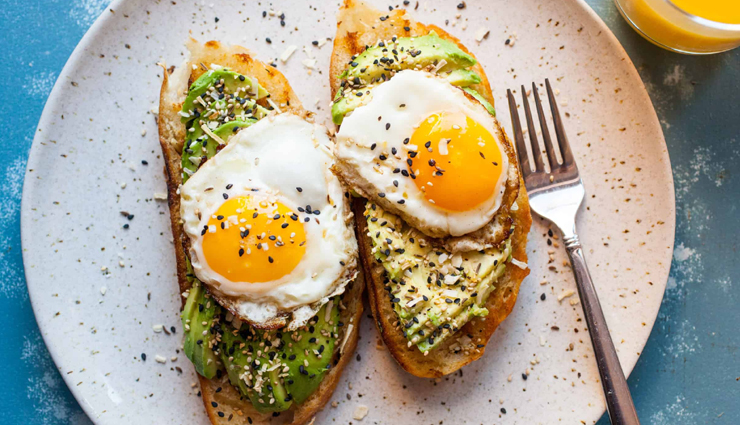 breakfast,healthy breakfast,Health tips,berry and yogurt smoothie,savory oatmeal with an egg,quinoa fruit salad,tomato toast with macadamia ricotta,quinoa and chia porridge,avocado toast with egg,chocolate quinoa breakfast bowl,overnight crock-pot egg casserole,warm fruit bowl,egg breakfast muffins