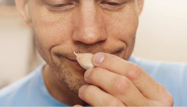 natural body odor remedies,how to smell fresh naturally,body care tips,bad breath solutions,fresh scent remedies,natural ways to stay fresh,body odor solutions,self-care for body odor,holiday body care,how to avoid body odor at work