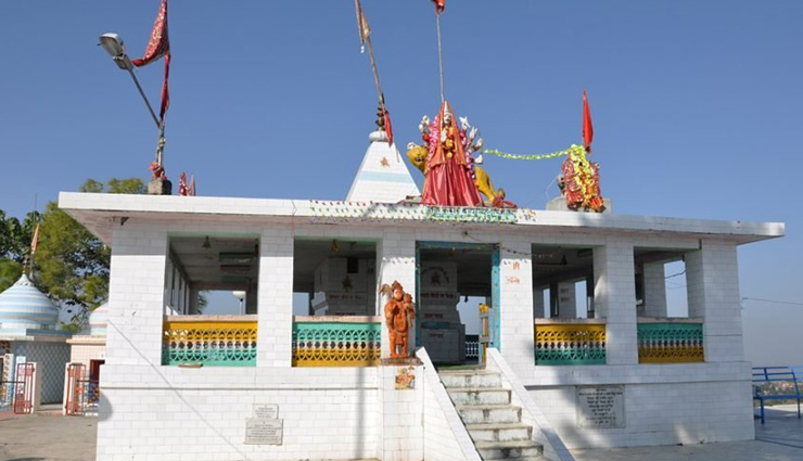 हिमाचल प्रदेश: हमीरपुर शहर से लगभग 24 km दूर एक पहाड़ी पर स्थित है 'अवाह देवी मंदिर', पिंडी के रूप में स्थापित हैं माता