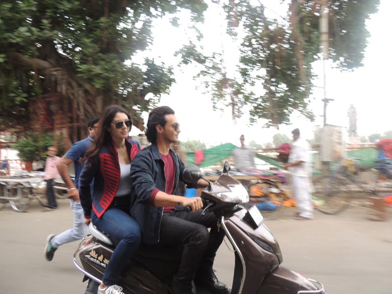 बिना हेल्मेट स्कूटी चलाना भारी पड़ा सलमान के जीजा आयुष शर्मा को, कटा चालान bollywood,Salman Khan,ayush sharma,helmet,traffic police