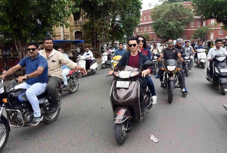 बिना हेल्मेट स्कूटी चलाना भारी पड़ा सलमान के जीजा आयुष शर्मा को, कटा चालान bollywood,Salman Khan,ayush sharma,helmet,traffic police