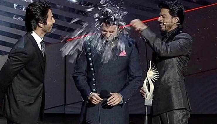 शाहरुख ने मजाक-मजाक में आयुष्मान के सिर पर  फोड़ दी बोतल, देखे वायरल वीडियो