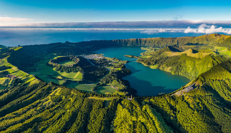 portugal,visit portugal,must-visit places,portuguese culture,portuguese cuisine,lisbon,porto,sintra,algarve,douro valley,Évora,coimbra,azores,tourism in portugal,european travel,cultural heritage,historical landmarks,coastal beauty,natural landscapes,unesco world heritage sites,european destinations,travel experiences,exploration,adventure,sightseeing,landmarks,vacation spots,coastal attractions,scenic beauty,cultural diversity,architecture,local traditions,gastronomy,wine tourism,vineyards,outdoor activities,nature walks,hiking trails,island hopping,sustainable tourism