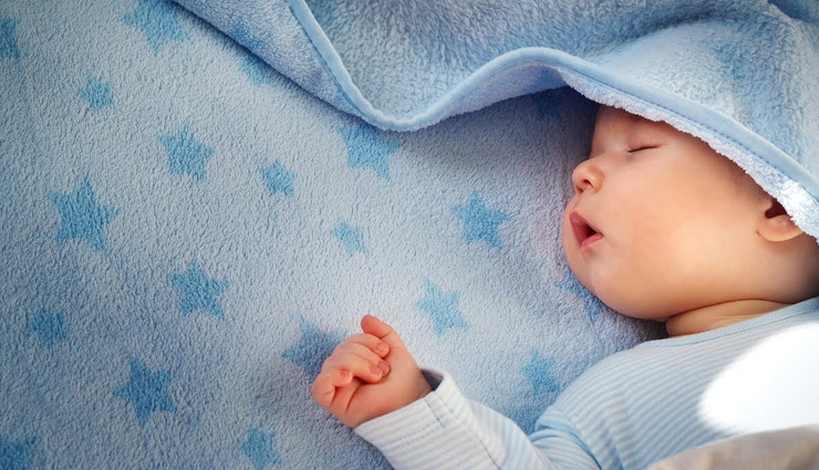 बच्चे के बिस्तर गीला करने की समस्या अभी भी बरक़रार, इन उपचारों की मदद से पाए निदान 