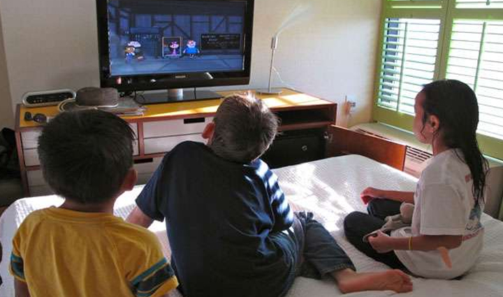 पेरेंट्स की परेशानी बन चुकी हैं बच्चों के मोबाइल-टीवी की लत, इन तरीकों से छुड़ाएं इसे childrens mobile tv addiction has become a problem for parents get rid of it in these ways,mates and me,relationship tips