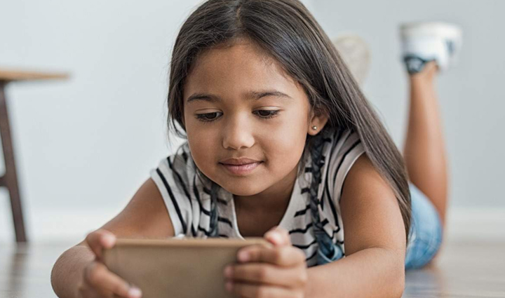 पेरेंट्स की परेशानी बन चुकी हैं बच्चों के मोबाइल-टीवी की लत, इन तरीकों से छुड़ाएं इसे childrens mobile tv addiction has become a problem for parents get rid of it in these ways,mates and me,relationship tips