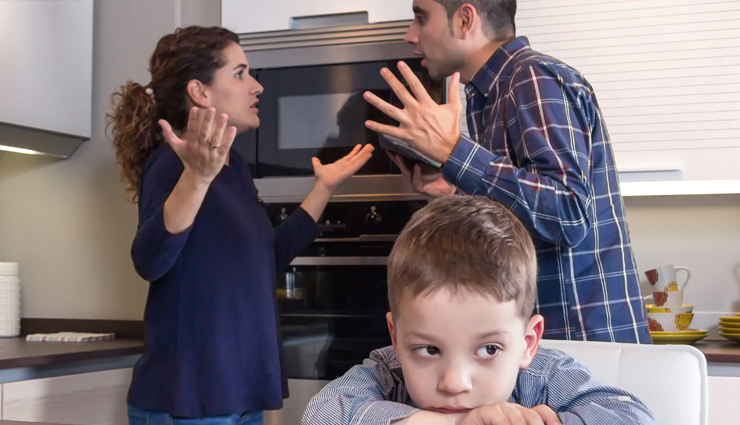 कभी ना करें बच्चों के सामने ये बातें, पड़ता है गलत प्रभाव कभी ना करें बच्चों के सामने ये बातें, पड़ता है गलत प्रभाव