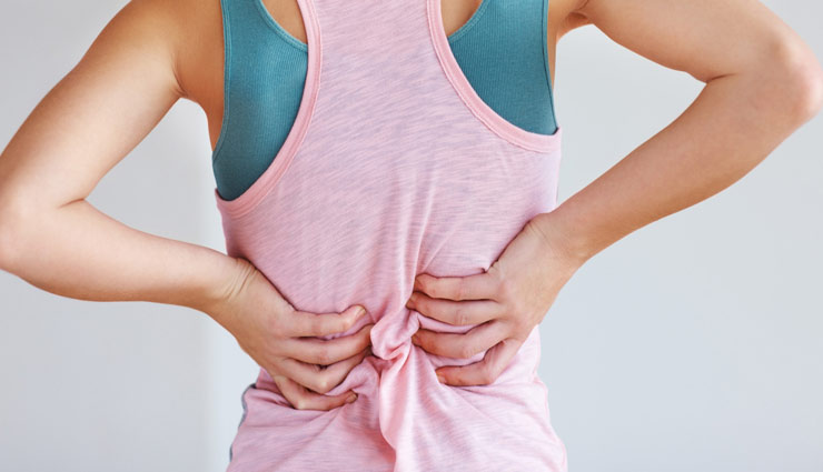 उम्र के साथ-साथ अगर बढ़ रहा है कमर दर्द तो अपनाये ये घरेलू उपाय, मिलेगा आराम