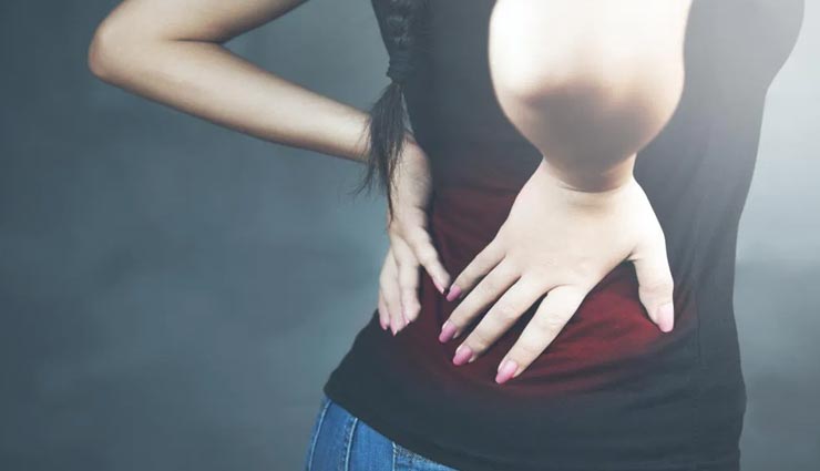 कमर दर्द में दवाई की जगह लें इन देसी नुस्खों की मदद, मिलेगा आराम