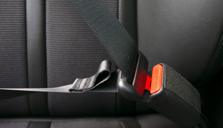 भारत में 10 में से 7 लोग कार में सवारी करते वक्त करते हैं ये गलती, जानें सीट बेल्ट और एयरबैग का आपस में क्या है कनेक्शन?