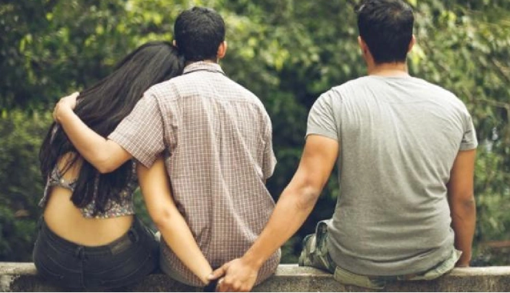 mixed signals in dating,why he still texts me,dating confusion,modern romance,he’s not interested but texts,emotional dating games,late-night texting,dating advice for women,texting behavior in relationships,decode texting signals