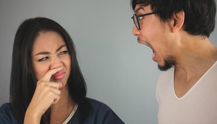 सांस की बदबू कर रही आपको परेशान, इन उपायों से मिलेगी निजात 