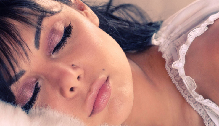 makeup,sleep with makeup,bad effects of overnight makeup,glamorous,young,sexy,beauty,beauty tips