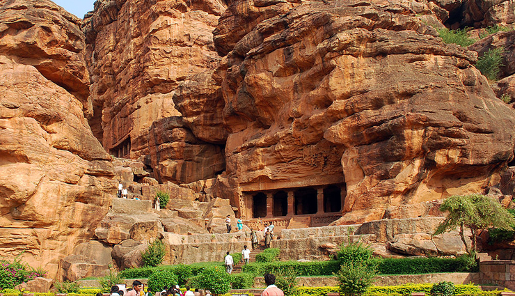 बना रहे हैं कहीं घूमने का प्लान, कर आएं भारत की इन 10 प्रसिद्द गुफाओं की सैर famous cave in india,top caves to visit in india,ancient caves of india,cave exploration in india,best caves for tourists in india,indian cave attractions,historical caves of india,cave tourism in india,famous cave temples in india,cave architecture in india,caving adventures in india,must-see caves in india,indian rock-cut caves,cave art in india,caves with religious significance in india