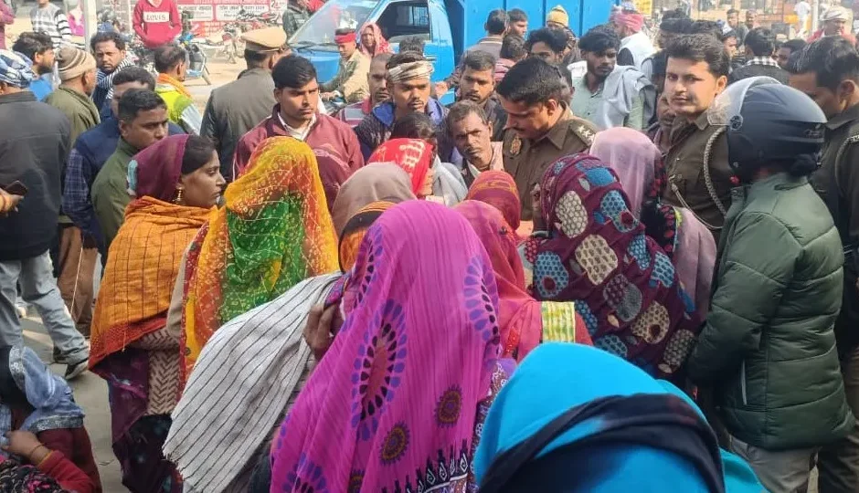 भदोही में प्रसव के बाद महिला की मौत, अस्पताल में परिजनों का हंगामा भदोही में प्रसव के बाद महिला की मौत, अस्पताल में परिजनों का हंगामा