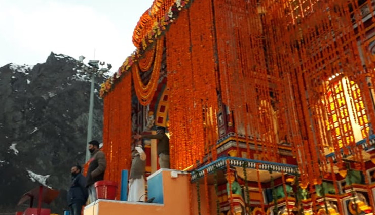 badrinath dham,badrinath temple gate,badrinath dham gate open,lockdown,worship in badrinath dham,decoration of badrinath dham,coronavirus,lockdown news,news in hindi