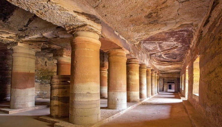 10 amazing places to explore in mandu,tourist attractions in mandu,historical monuments in mandu,jahaz mahal mandu,hathi mahal mandu,rani roopmati’s pavilion mandu,baz bahadur’s palace mandu,hindola mahal mandu,bagh caves mandu,hoshang shah’s tomb mandu,jami masjid mandu,munja talao mandu,rewa kund mandu,best places to visit in mandu,mandu tourist guide,things to do in mandu