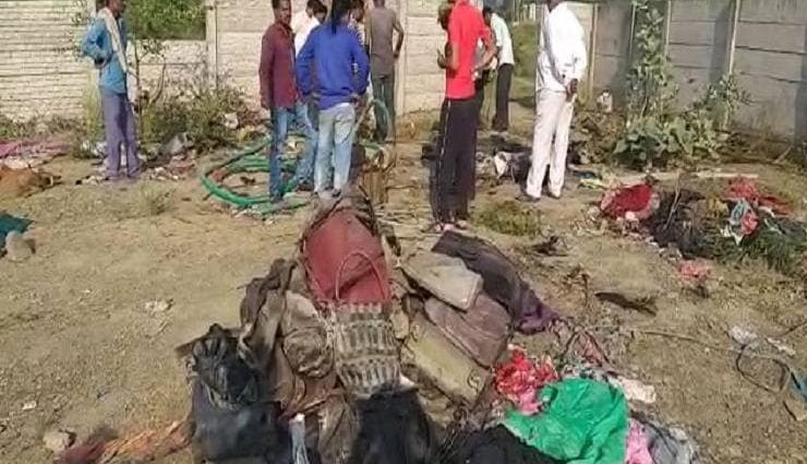 कुआं जिसमें पानी की जगह निकलने लगे बैग्स, एलईडी टीवी, कैमरा, आधार कार्ड, देखने वालों की लगी भीड़ crime news,led tv,camera,well,damoh,thief,police,madhya pradesh