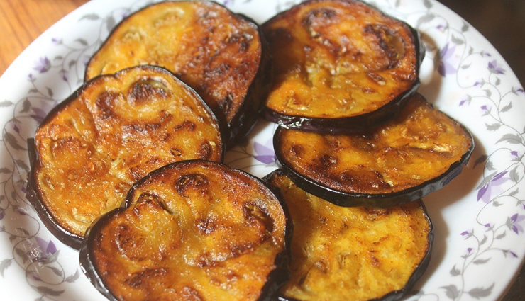 बंगाली स्टाइल बैंगन भाजा होता है बेहद लजीज, इसका जायका लेकर बदल जाएगी बैंगन के प्रति राय