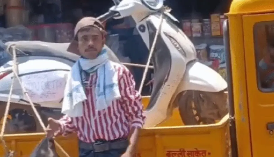 बजाज चेतक EV से तंग मालिक का अनोखा विरोध, स्कूटर को ‘कचरा गाड़ी’ बनाकर बाजार में घुमाया, लोगों से कहा- भूलकर भी न खरीदें