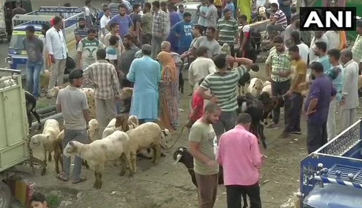 जम्मू कश्मीरः बकरीद कल, बाजारों में लौटी रौनक, सुरक्षा के बीच खरीददारी के लिए घरों से निकले लोग