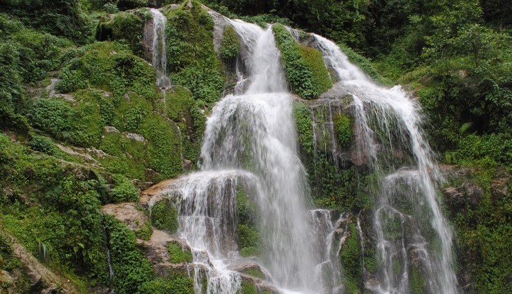 beautiful places in sikkim,sikkim travel destinations,nathu la pass,gangtok sightseeing,khecheopalri lake,lachung village,yumthang valley,bakthang waterfall,singalila national park,pelling sikkim,best places to visit in sikkim