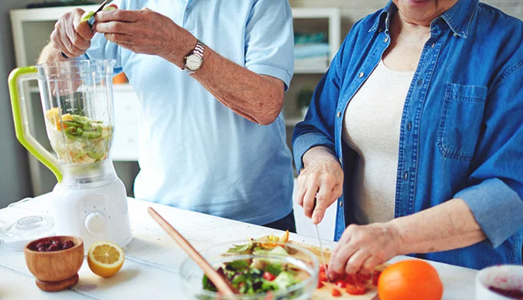 उम्र बढ़ने के साथ ही आहार में लाएं संतुलन, जानें कैसी होनी चाहिए आपकी डाइट