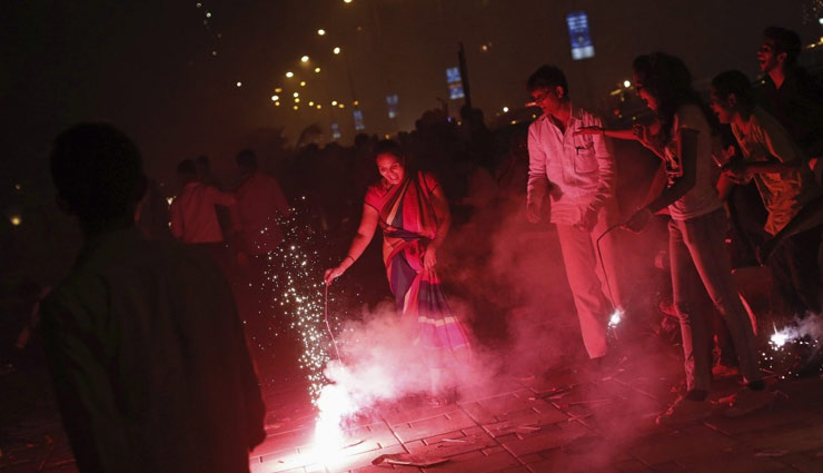 कहीं दिवाली के पटाखे ना छीन ले आपके आँखों की रौशनी, बरते ये सावधानियाँ 