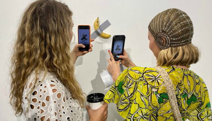  दीवार पर  टेप से चिपकाया केला, बिका 85 लाख रुपए में