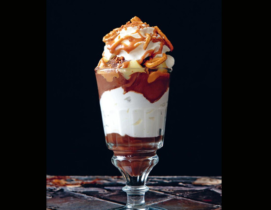 डीनर के बाद आज कुछ स्पैशल डेसर्ट बनाने की सोच रही है तो ट्राई करे 'Banana Chocolate Sundae' #Recipe