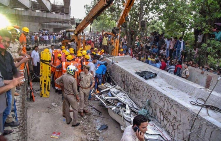 varanasi bridge collapse,accident photos