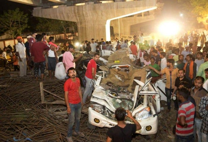 varanasi bridge collapse,accident photos