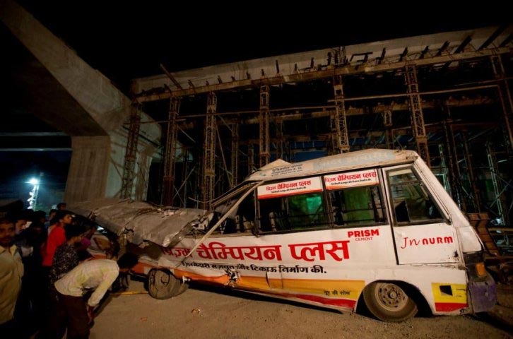 varanasi bridge collapse,accident photos