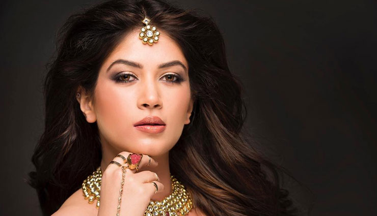 बिग बॉस 11 की EX कंटेस्टेंट बंदगी कालरा के खिलाफ धोखाधड़ी का मामला दर्ज, जल्द होगी पूछताछ