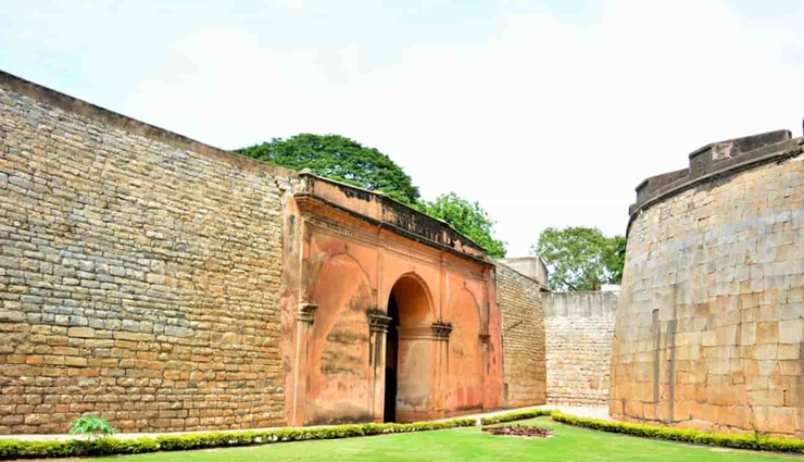 places to visit in bangalore,bangalore,tourist places in bangalore,bangalore fort,bangalore palace,lalbagh botanical garden,cubbon park,bugle rock,ulsoor lake,kaikondrahalli lake