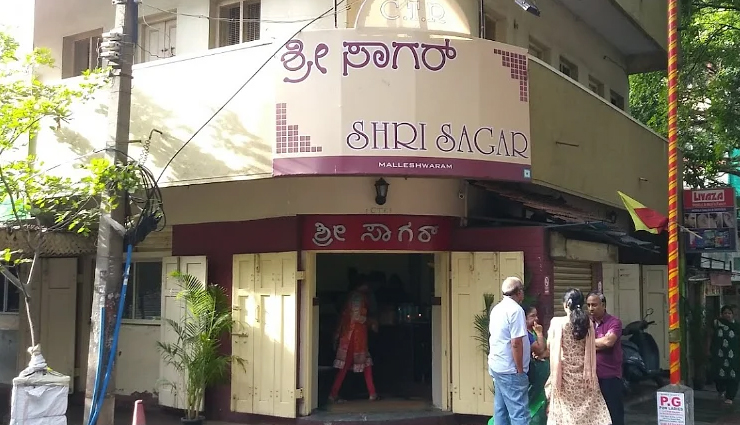 places for street food,bangalore,thindi beedi,shri sagar,brahmins coffee bar,hari super sandwich,rakesh kumar pani puri stall,khan saheb grills and rolls