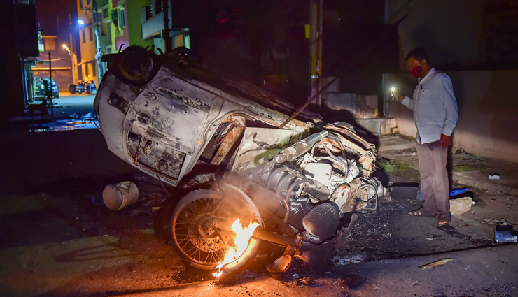 बेंगलुरु हिंसा / 60 हजार लोगों की उग्र भीड़ हुई थी इकट्ठा, पुलिसकर्मियों पर पत्थरबाजी, आगजनी karnataka riots video,karnataka riots timeline,karnataka riots,bengaluru news hindi,bengaluru news,news