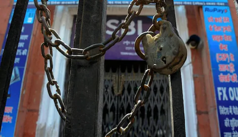 देशभर में आज बैंक कर्मचारियों की हड़ताल, जानें कौन-कौन से बैंक की सेवाएं रहेंगी ठप