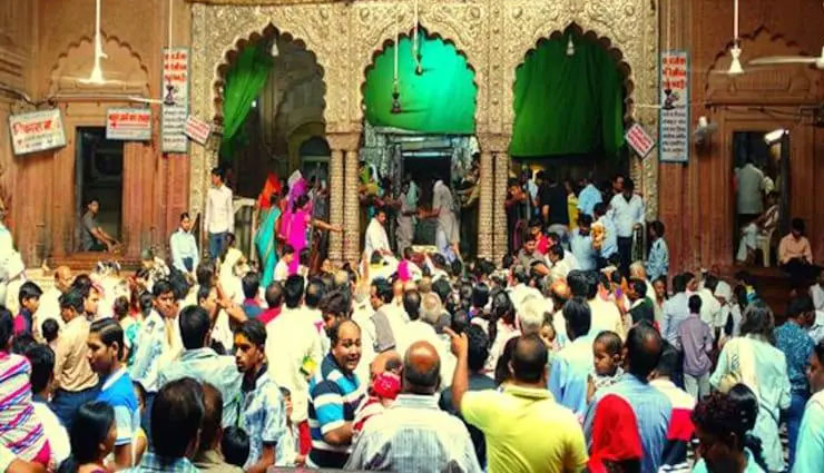 UP News: मथुरा के बांके बिहारी मंदिर में उमड़ी भीड़, दम घुटने से एक श्रद्धालु की मौत