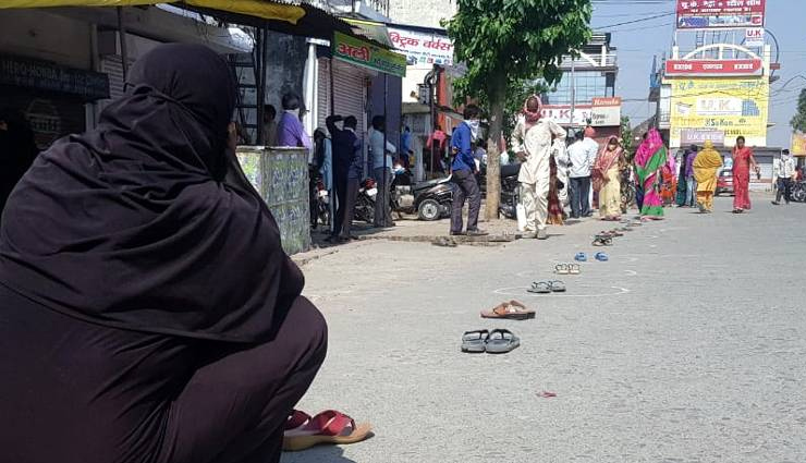 लॉकडाउन का लोगों ने उड़ाया मजाक, चप्पलों को घेरे में रखा, खुद करने लगे ये काम social distancing,slippers,500 rupees,jan dhan account,pilibhit,up,coronavirus,coronavirus lockdown,news,news in hindi