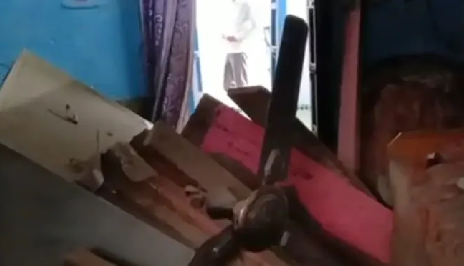 बांसवाड़ा में बड़ा हादसा, दो मंज़िला मकान की छत भरभराकर गिरी, परिवार के सभी सदस्य सुरक्षित