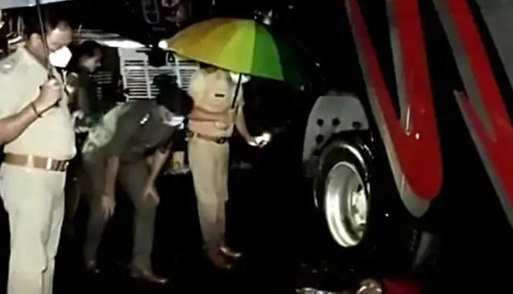 Barabanki Bus Accident: हादसे में मारे गए 18 में से 12 मृतकों की हुई पहचान, हेल्पलाइन नंबर जारी