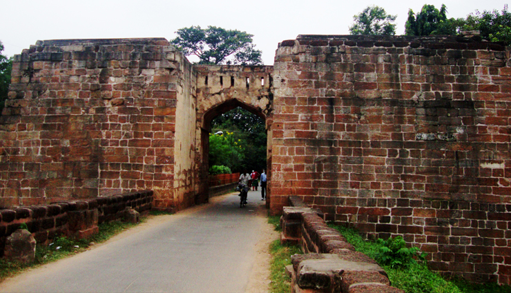 orissa,attractions in orissa,jagannath temple puri,lingaraja temple bhubaneswar,sun temple konark,dhauli hill,chandipur beach,barehipani falls,hirakud dam,gupteswar cave temple,chandi temple cuttack,barabati fort,deulajhari hot spring,ratnagiri monastery,chilika lake,mahanadi river,daringibadi hill station,hanuman vatika,bhitarkanika mangroves,udayagiri khandagiri caves,nandankanan zoological park,simlipal national park,temples of bhubaneswar,holidays,travel,tourist places in orissa