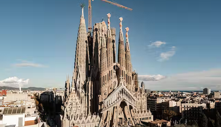 barcelona,churches in barcelona,la sagrada familia,la catedral de barcelona,basilica de santa maria del mar,templo expiatorio del sagrado corazon de jesus,basilica de santa maria del pi