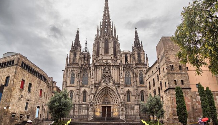 barcelona,churches in barcelona,la sagrada familia,la catedral de barcelona,basilica de santa maria del mar,templo expiatorio del sagrado corazon de jesus,basilica de santa maria del pi