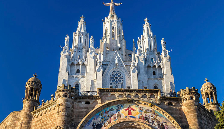 barcelona,churches in barcelona,la sagrada familia,la catedral de barcelona,basilica de santa maria del mar,templo expiatorio del sagrado corazon de jesus,basilica de santa maria del pi