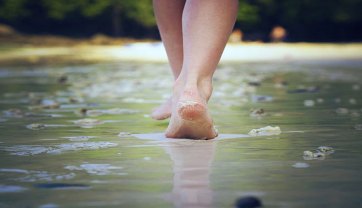 शरीर की कई समस्याओं से निजात दिलाता है नंगे पाँव चलना, जानें इसके लाजवाब फायदे
